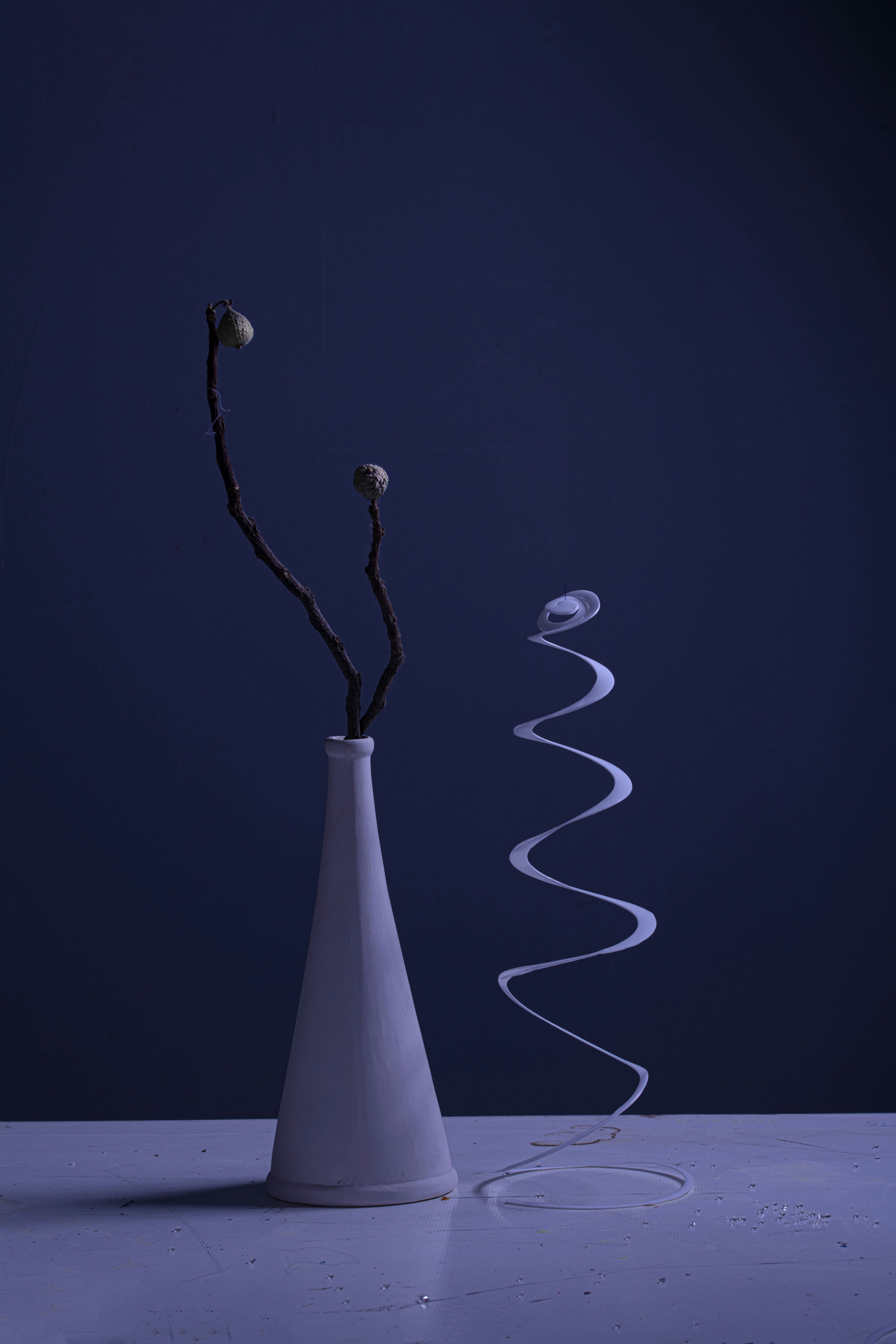 Illustration depicting challenges in implementing Vçç technology