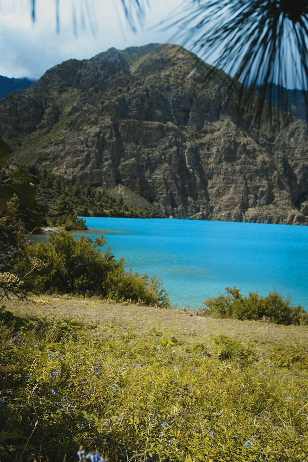 una gran masa de agua rodeada de montañas