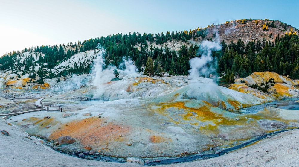 Une source chaude au milieu d’une montagne