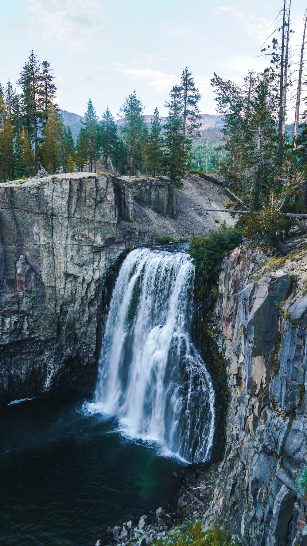 Ein Wasserfall mit einem großen Wasserfall, der aus ihm herauskommt