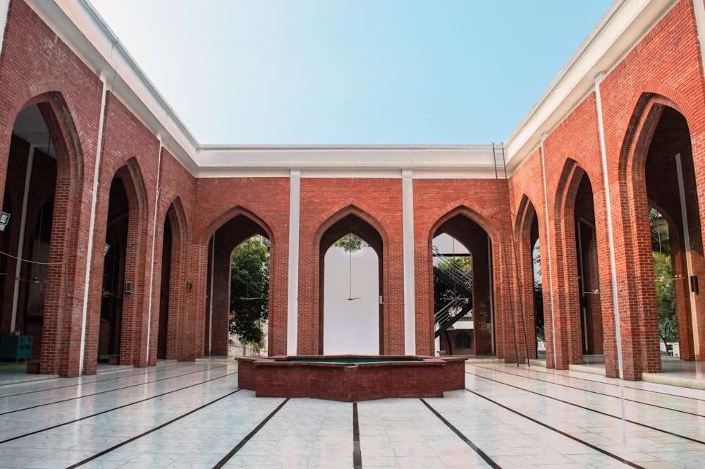 a courtyard with a fountain in the middle of it