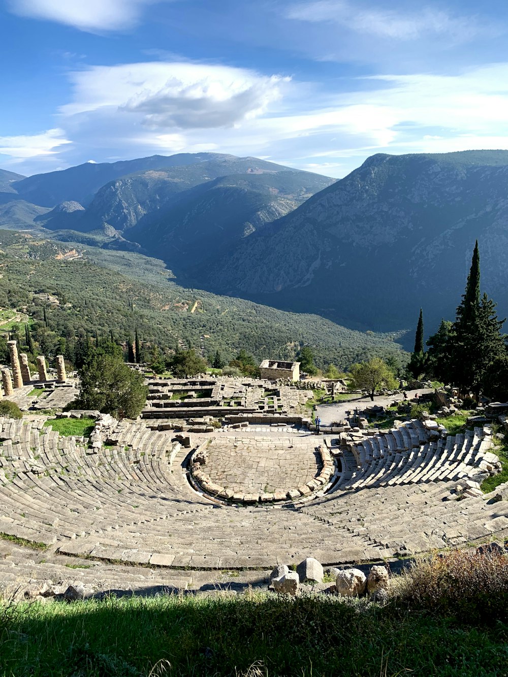 Un antiguo teatro en medio de una cadena montañosa