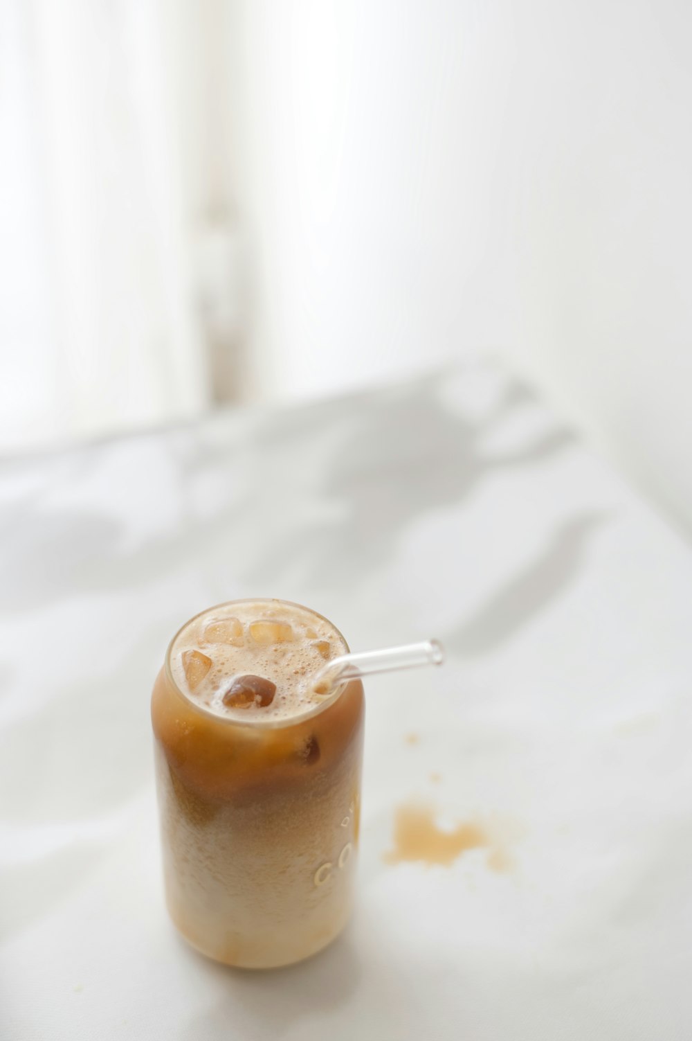 un verre avec une paille dedans assis sur une table