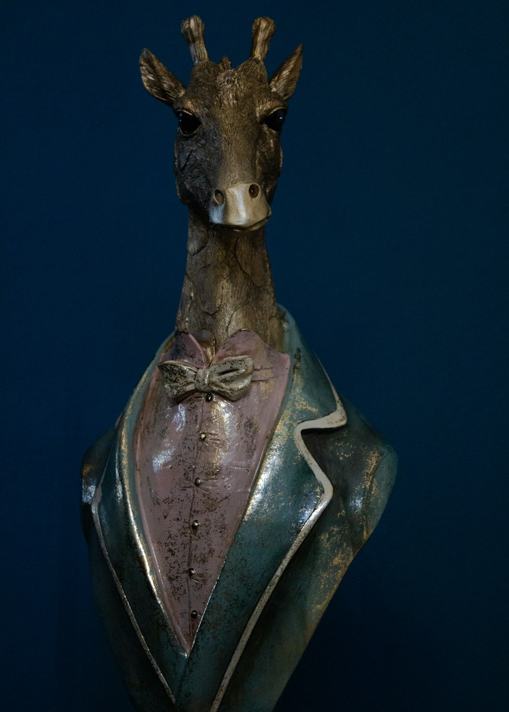 una estatua de una jirafa con traje y corbata