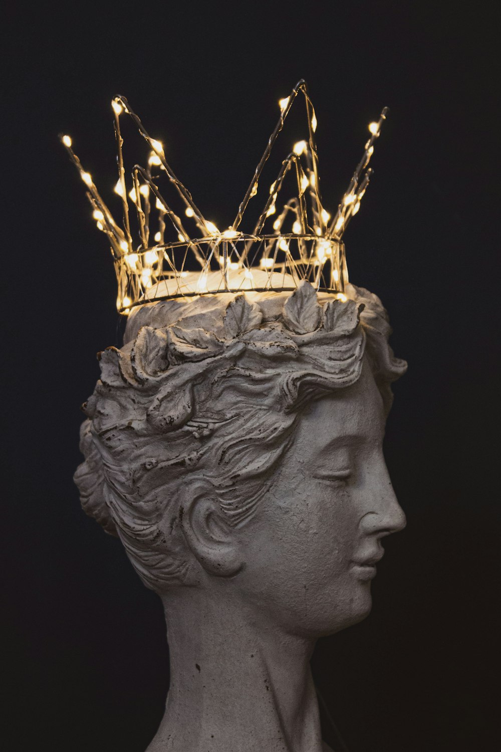 una estatua con una corona encima