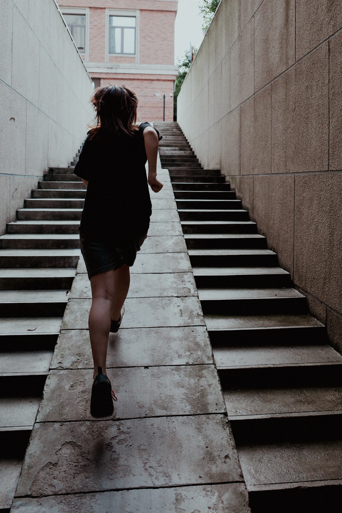Frau auf einer Treppe als Beispiel für einfache Bewegung im Alltag