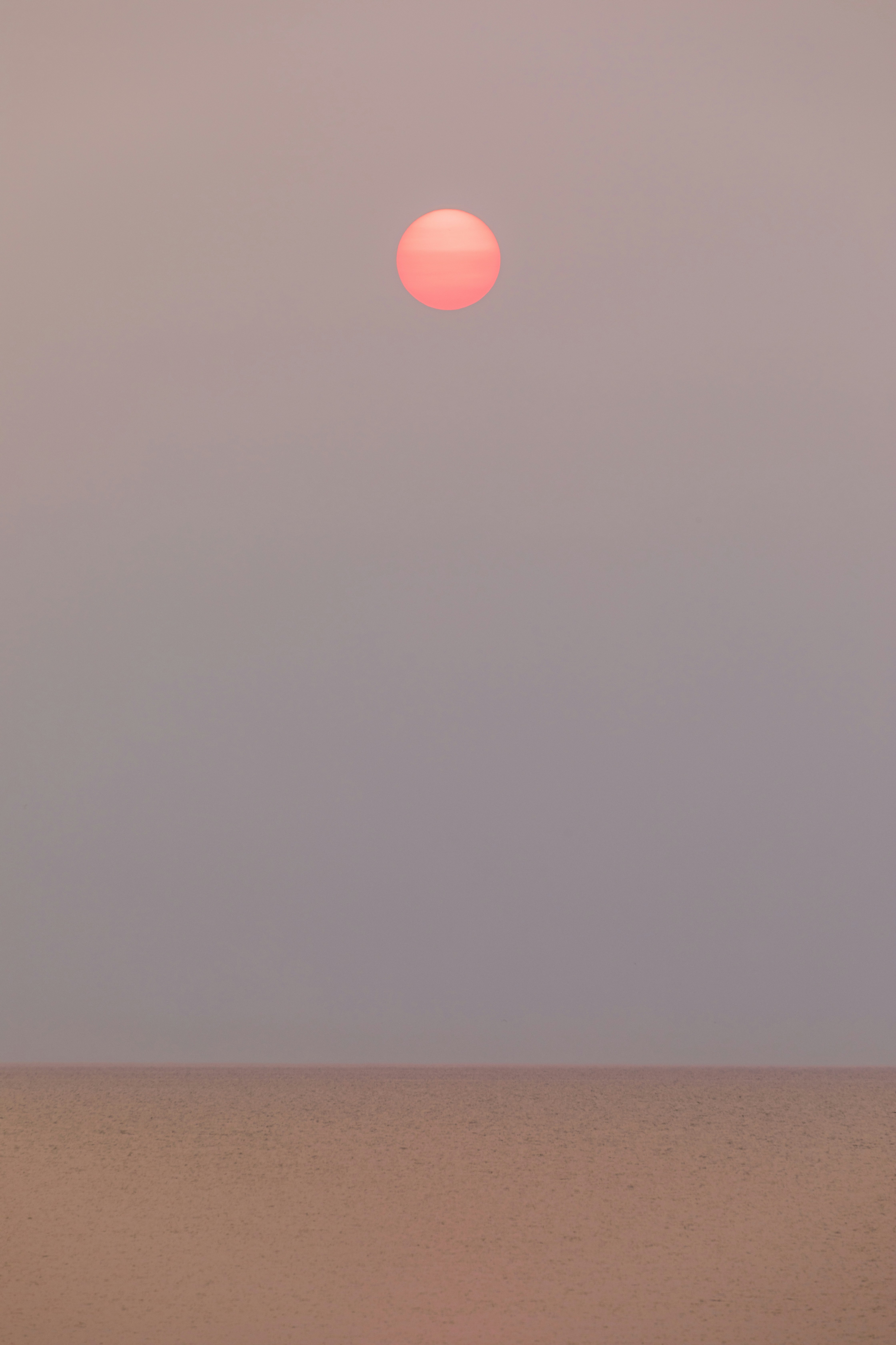 큰 물 위에서 서핑 보드를 타는 사람