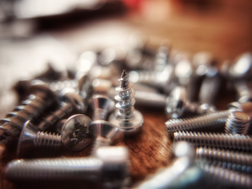 a bunch of screws that are laying on a table