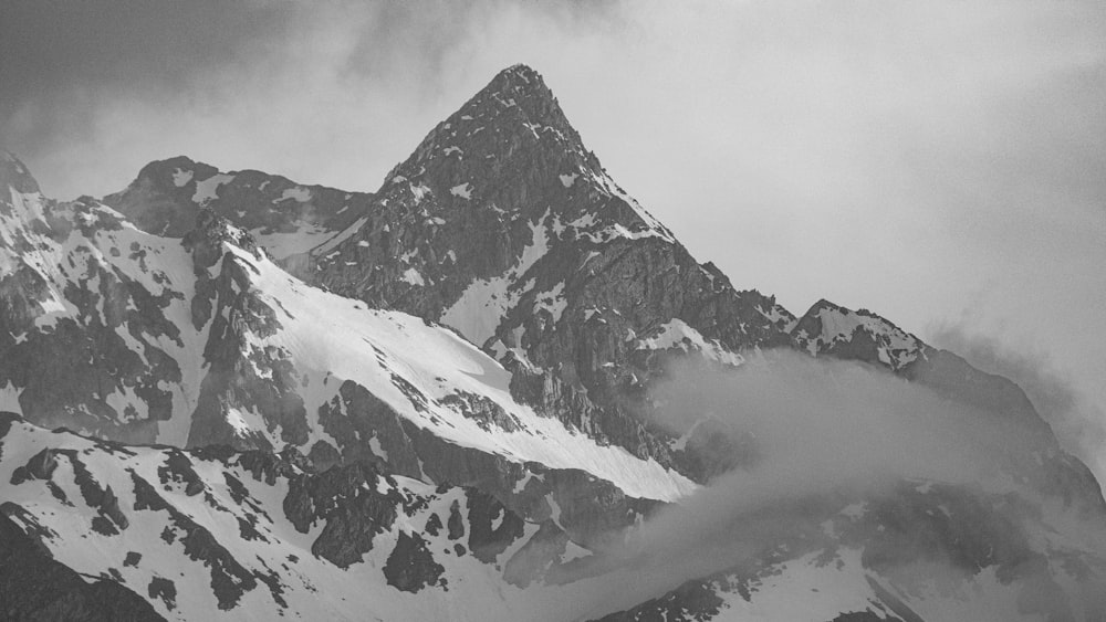 Una foto en blanco y negro de una montaña cubierta de nieve
