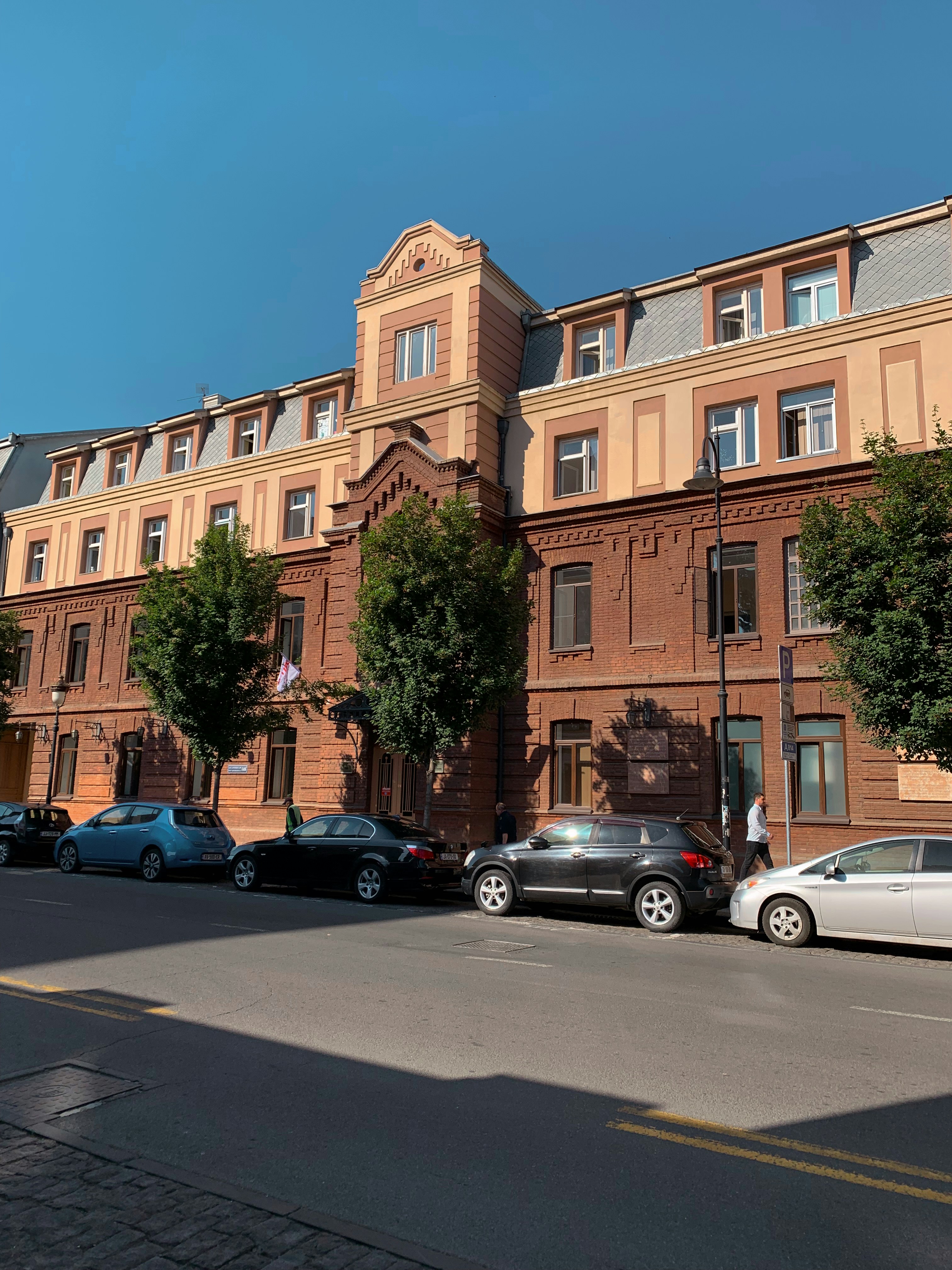 a row of cars parked in front of a building
