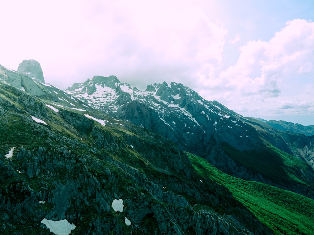 une vue du sommet d’une montagne avec de la neige dessus