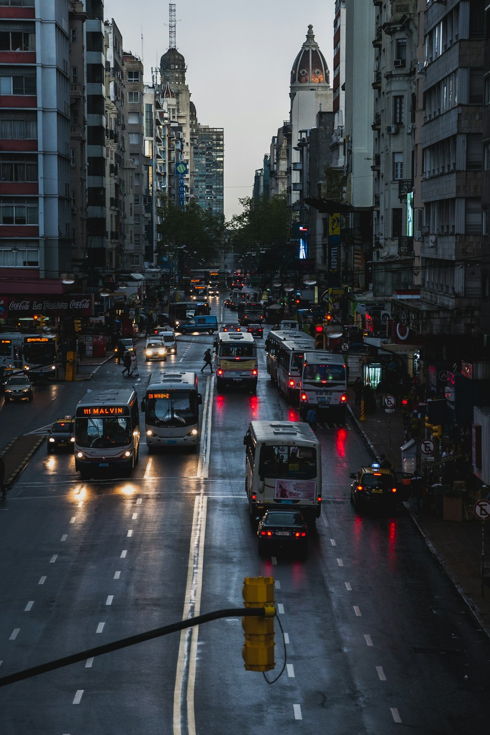 Una strada cittadina piena di traffico