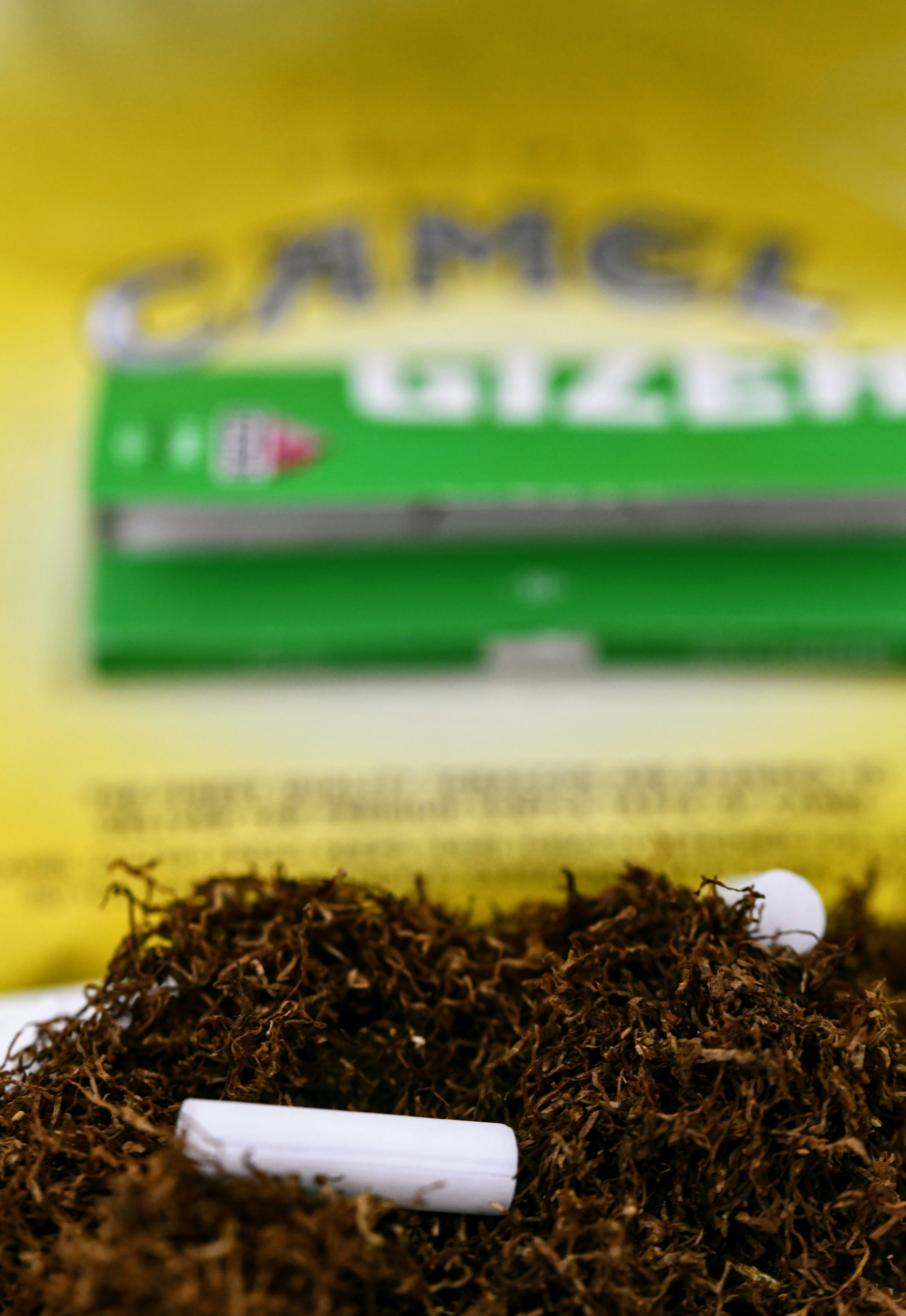 Aparat de injectat filtre pentru tutun vrac, alături de filtre și tutun pe masă
