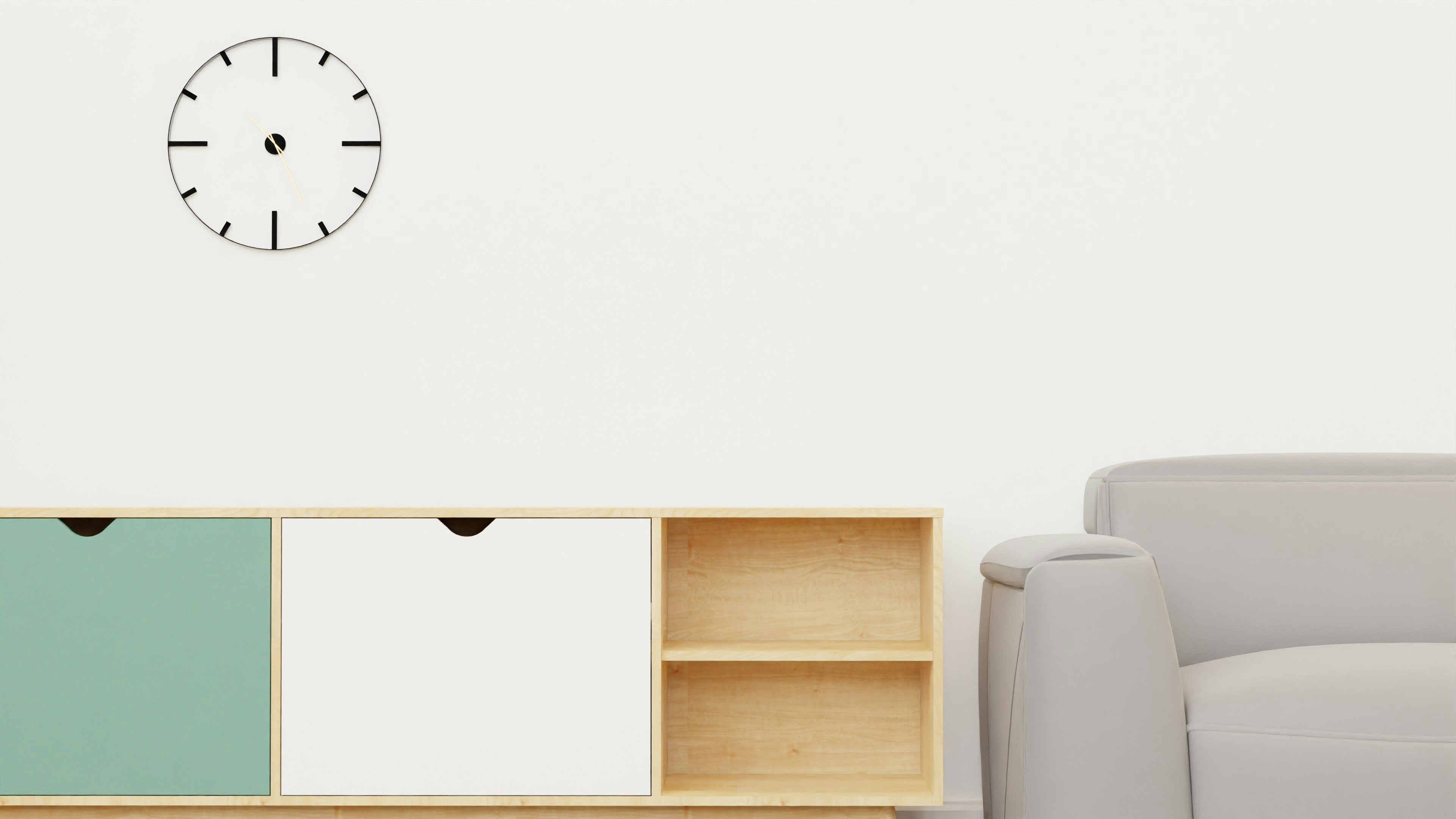 壁にソファと時計があるリビングルーム