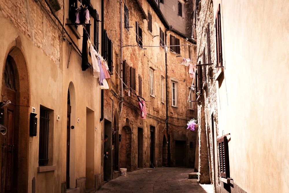 a narrow alley way with clothes hanging on the clothesline