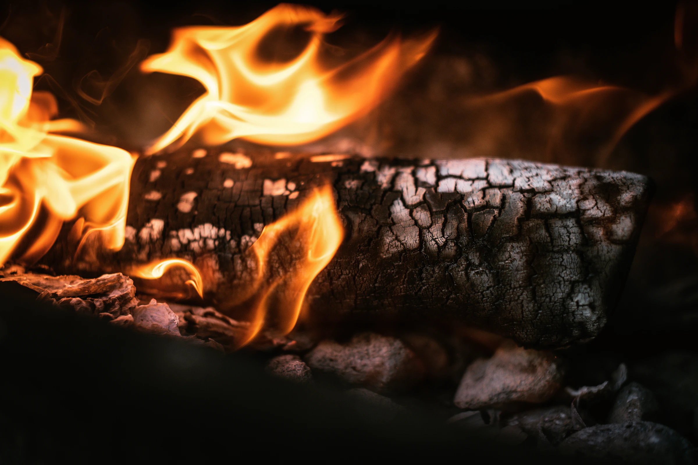 Knisterndes Feuer in einem gemütlichen Kamin