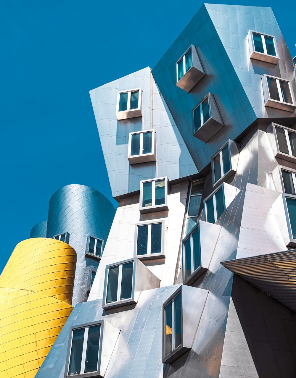 um edifício alto com muitas janelas em cima dele