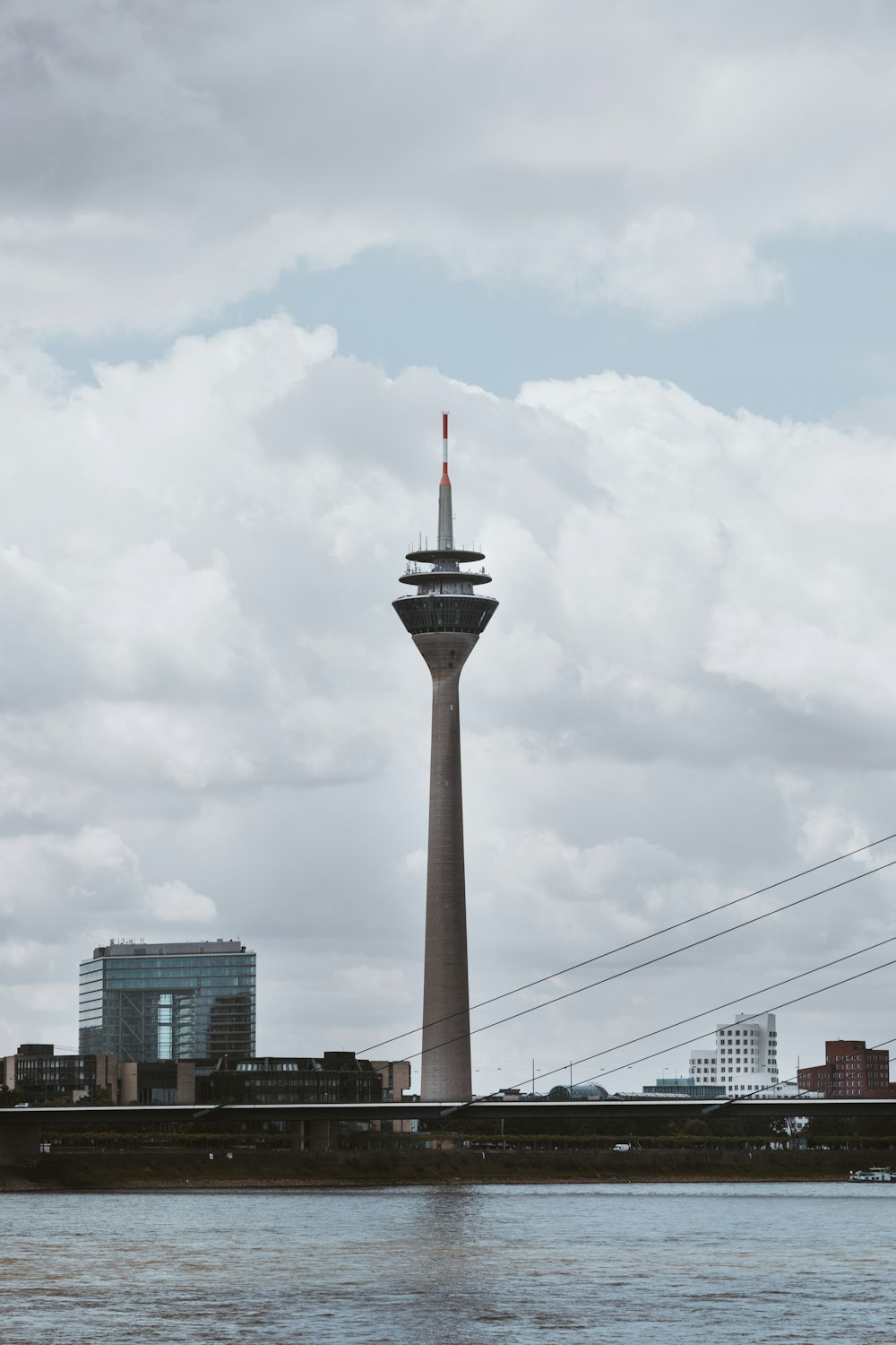 un'alta torre seduta accanto a uno specchio d'acqua