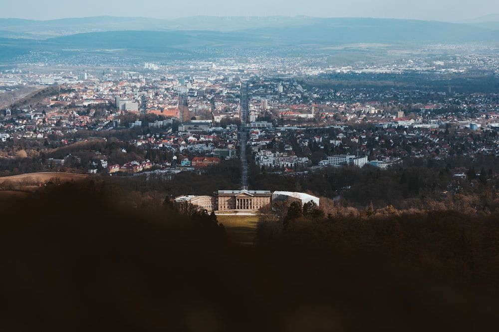 Una vista de una ciudad desde la cima de una colina