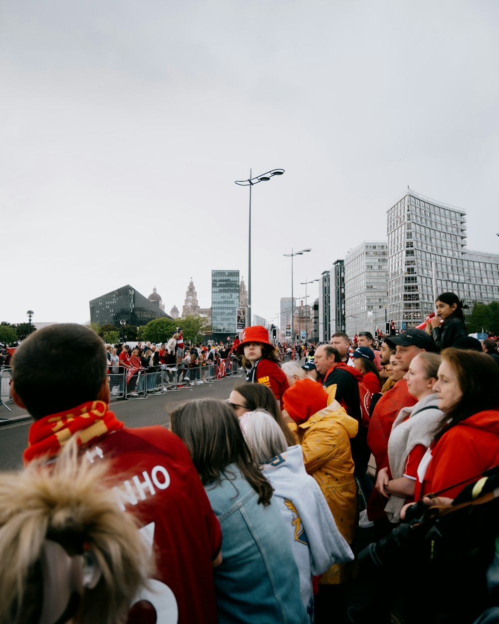 un groupe de personnes debout sur le bord d’une route