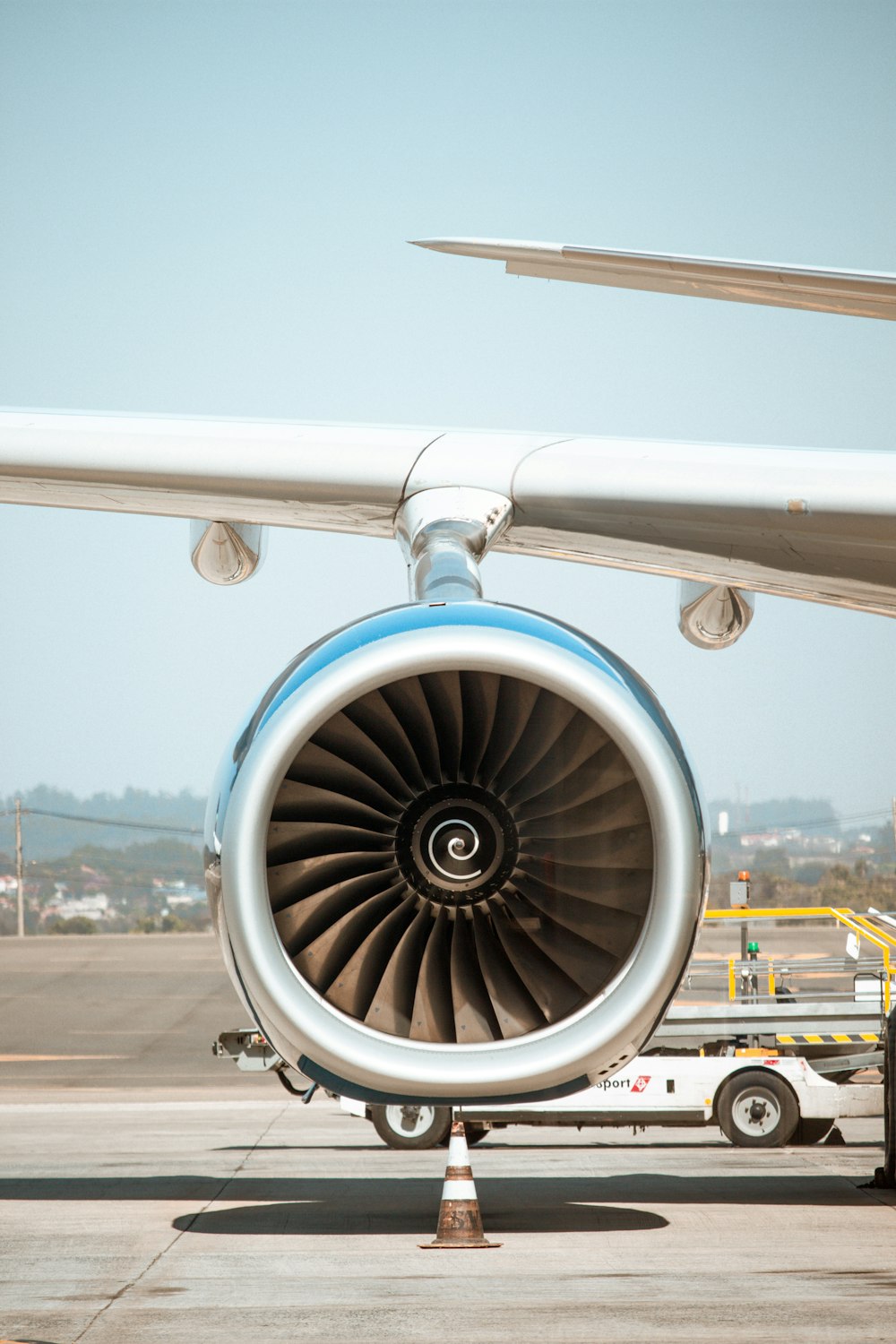 공항 활주로 위에 앉아 있는 제트 엔진