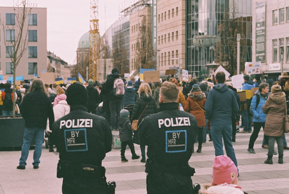 Eine Gruppe von Polizisten geht eine Straße entlang