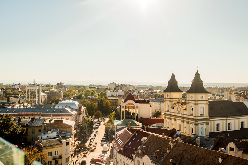 Blick auf eine Stadt von der Spitze eines Gebäudes