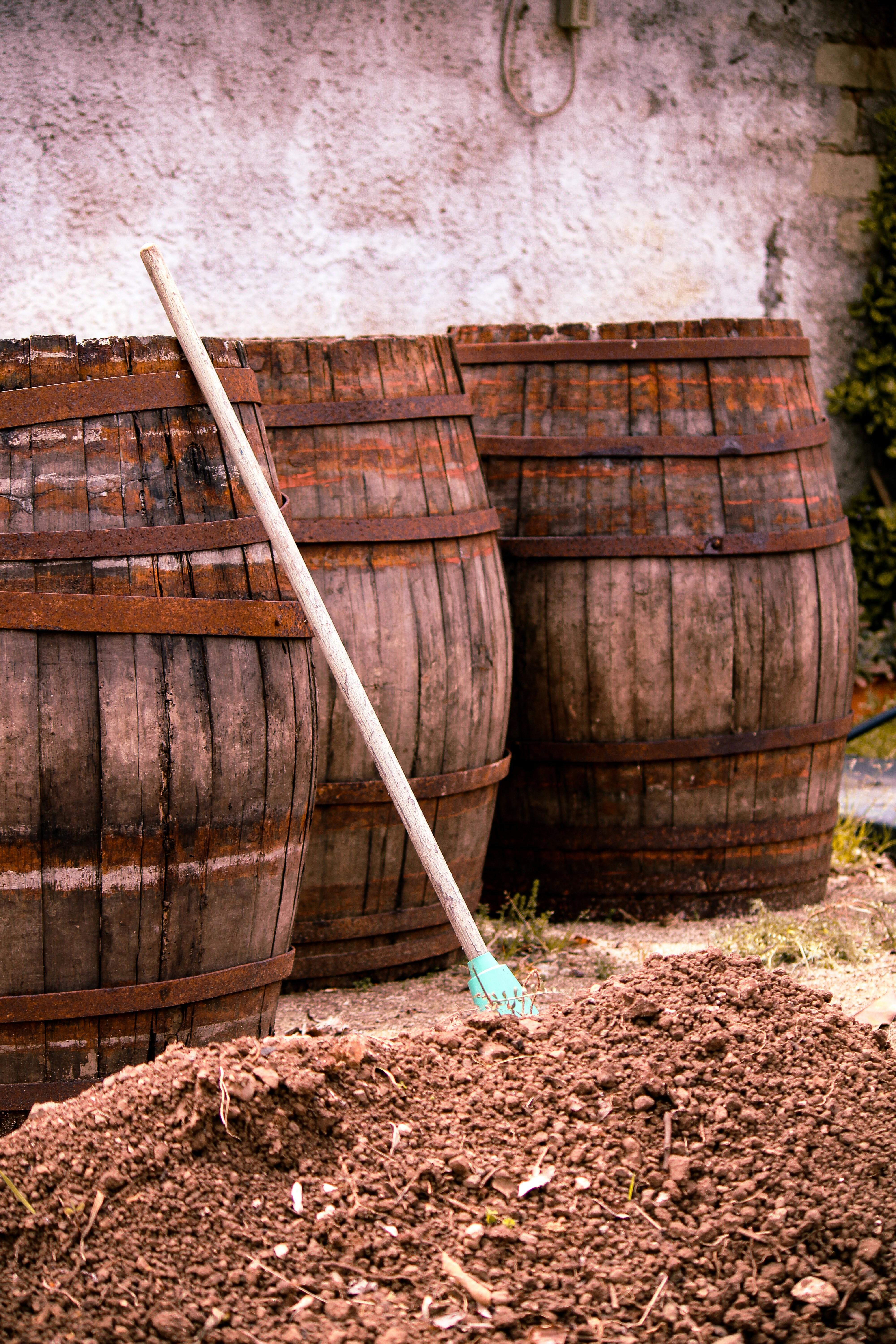 Diversos relatos apontam que cofres e barris foram enterrados pelo país para ocultar valores e evitar confisco.