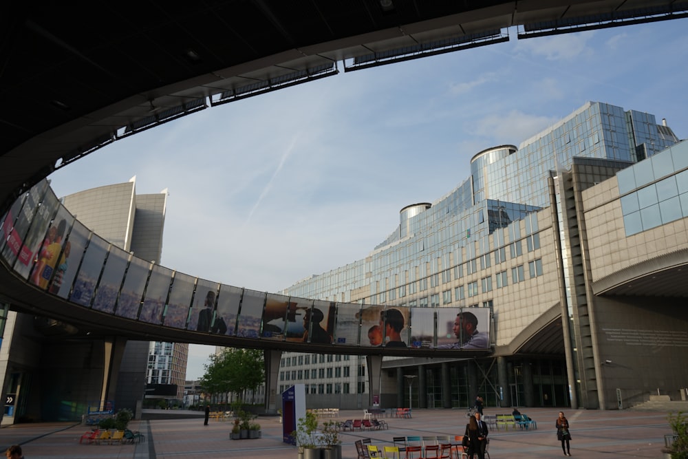 un grande edificio con una passerella curva di fronte ad esso