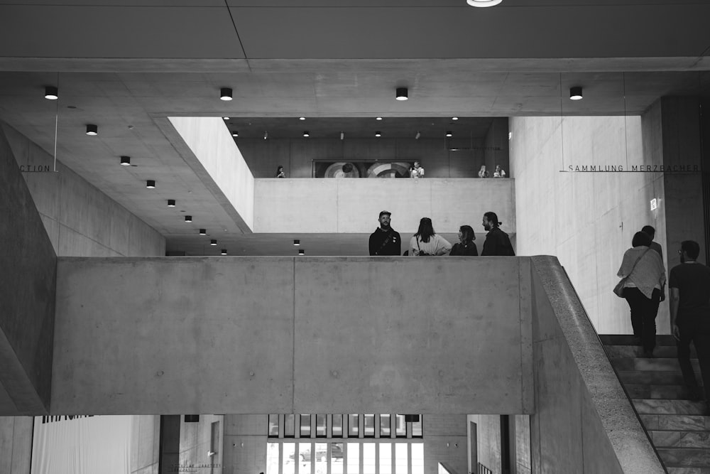 계단을 올라가는 사람들의 흑백 사진
