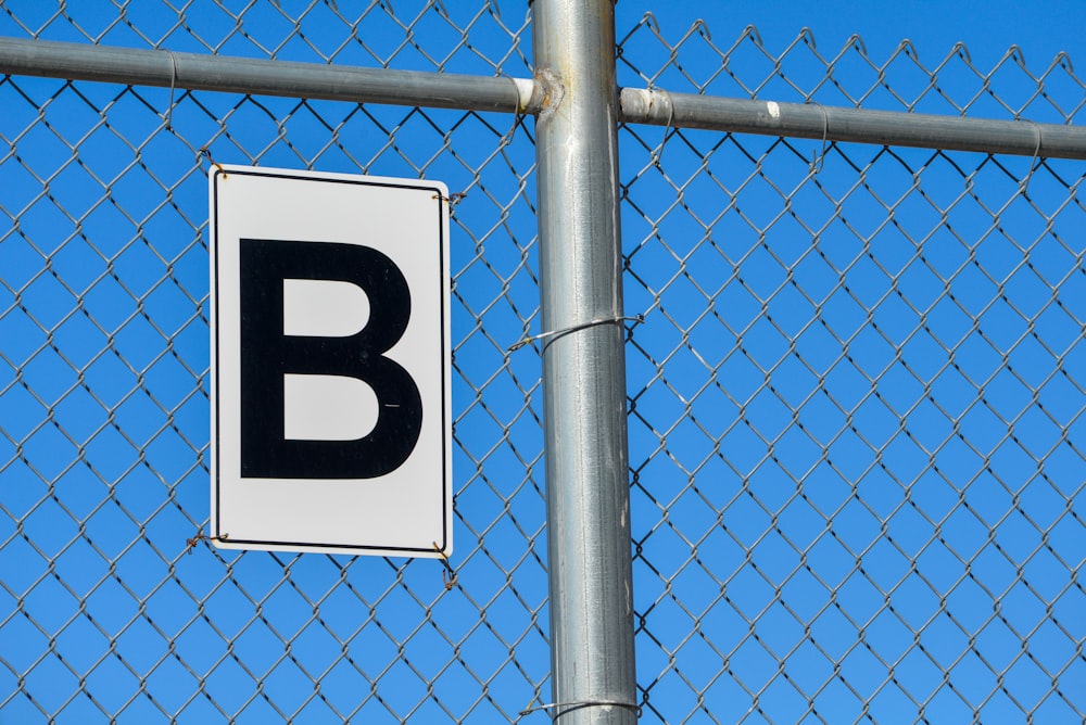 ein weiß-schwarzes Schild an einem Metallmast