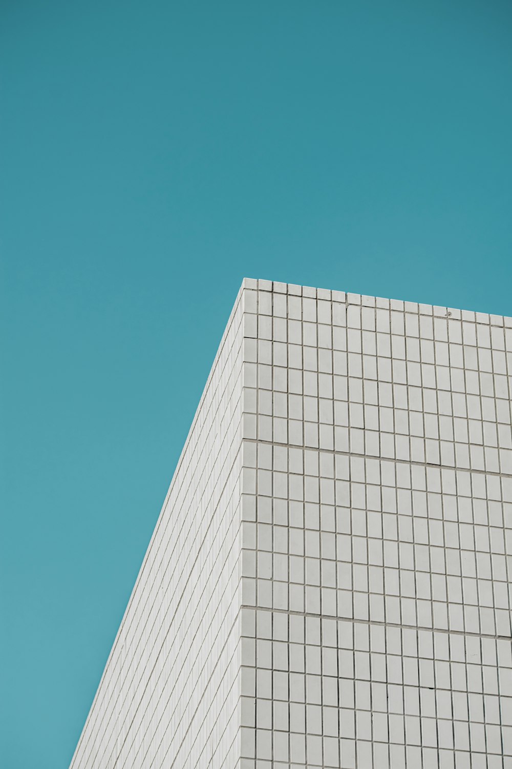 a plane flying in the sky over a building