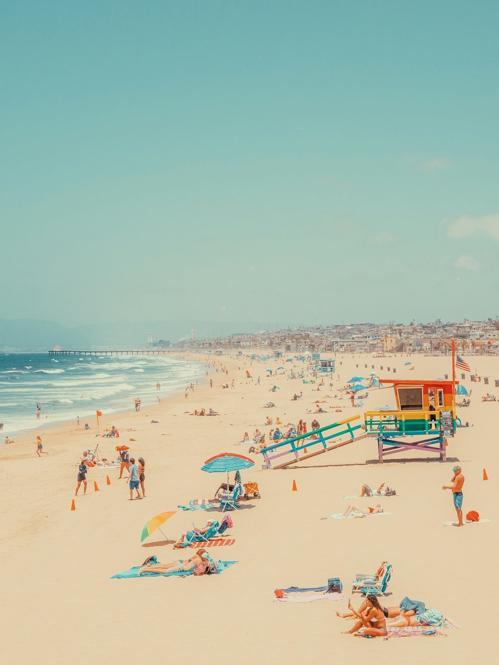 Ein Strand voller Menschen und Sonnenschirme