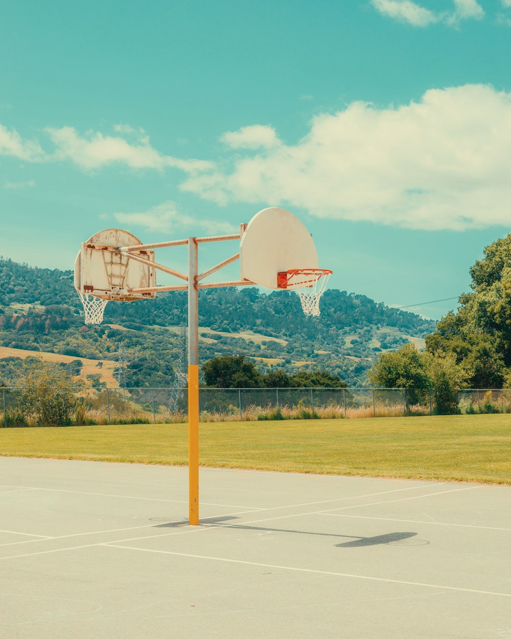 um aro de basquete com uma bola de basquete dentro dele