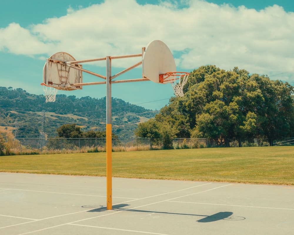 ein Basketballkorb mit einem Basketball darin