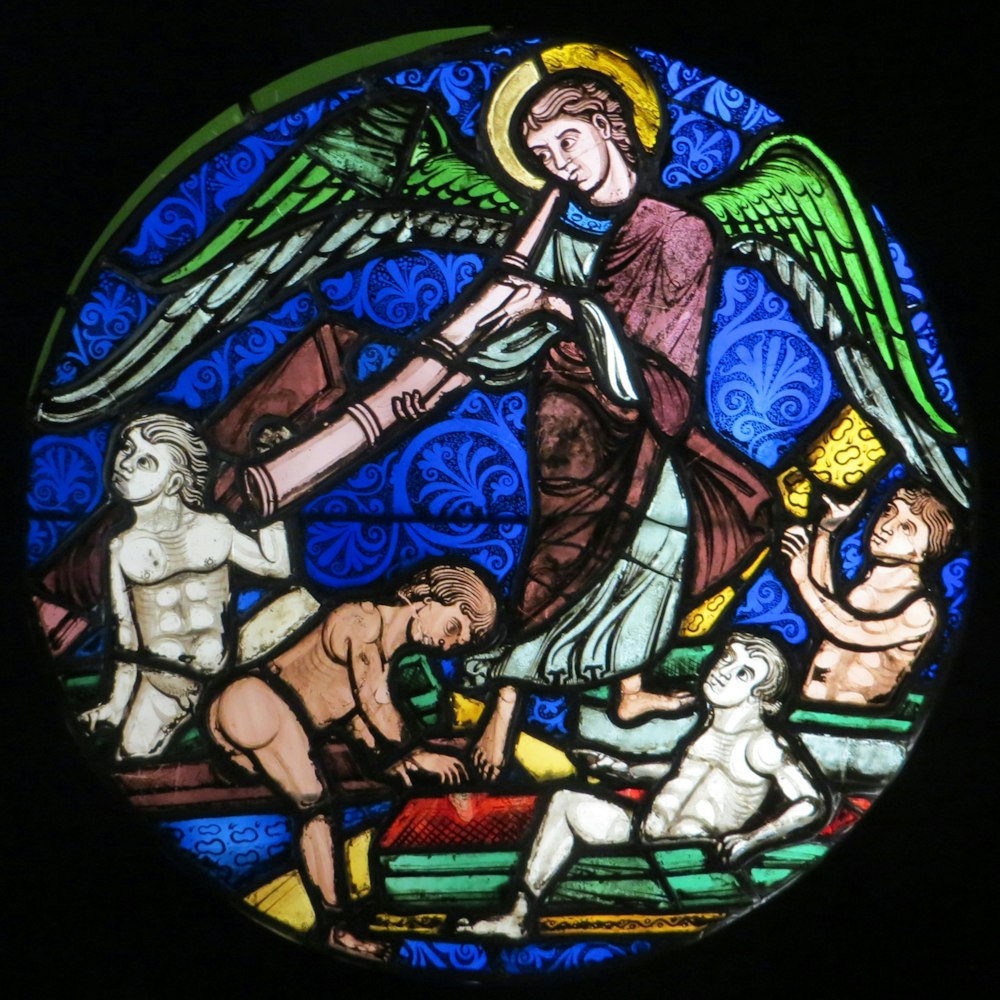 Ein Buntglasfenster mit einem Engel, der ein Schwert hält