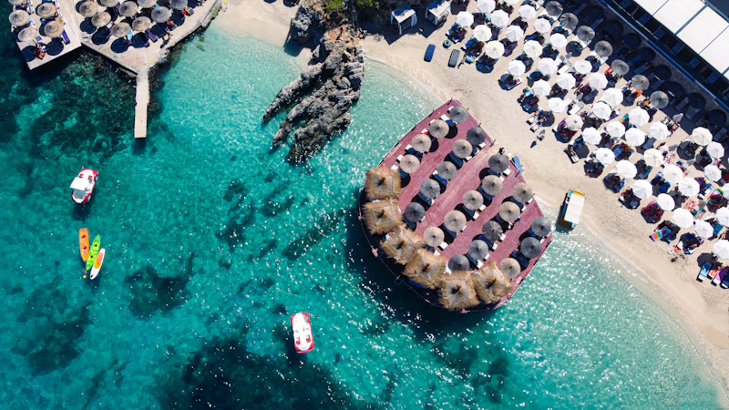 Terras aan zee in Albanië