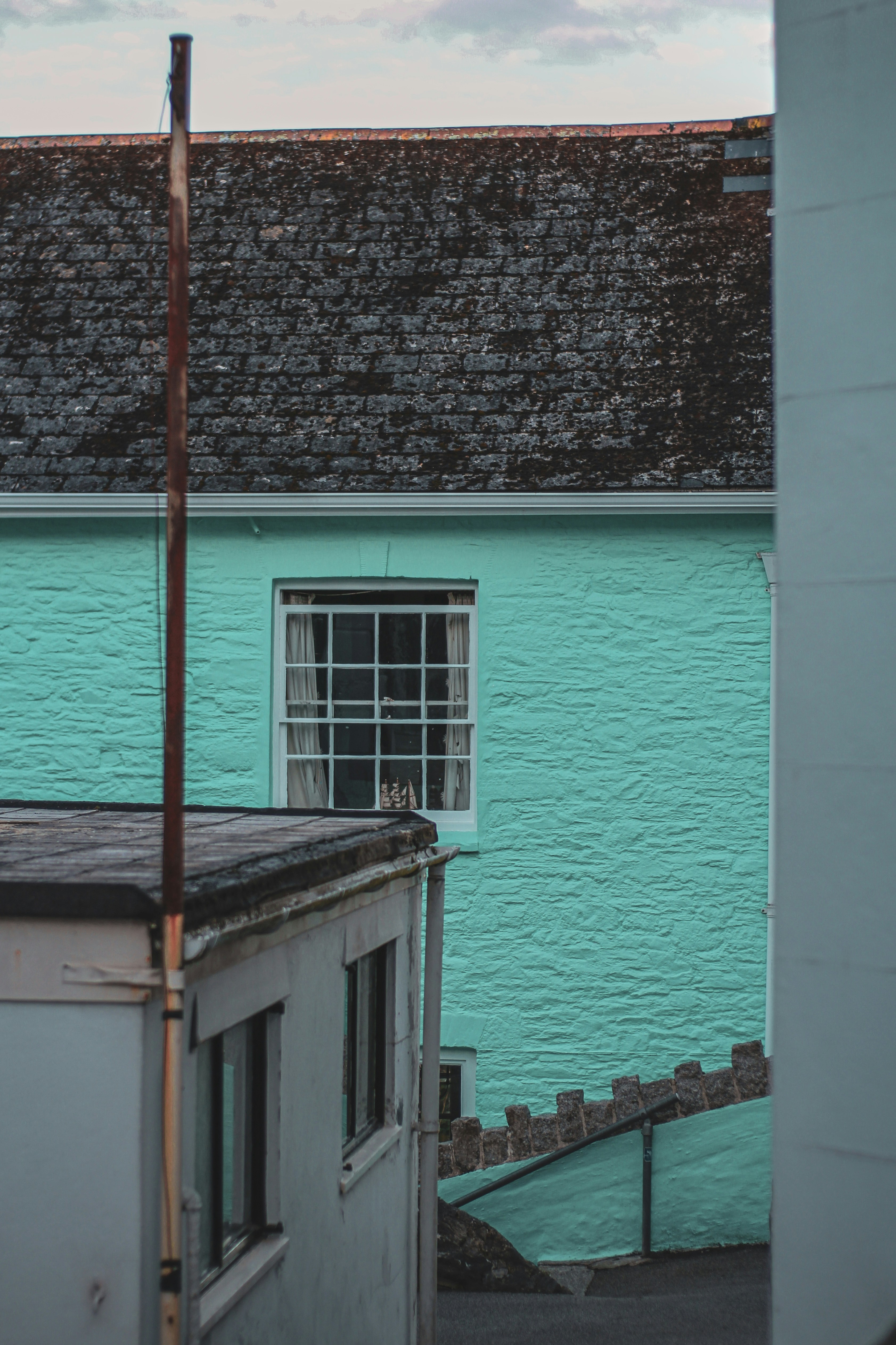 黒い屋根と窓のある青い建物