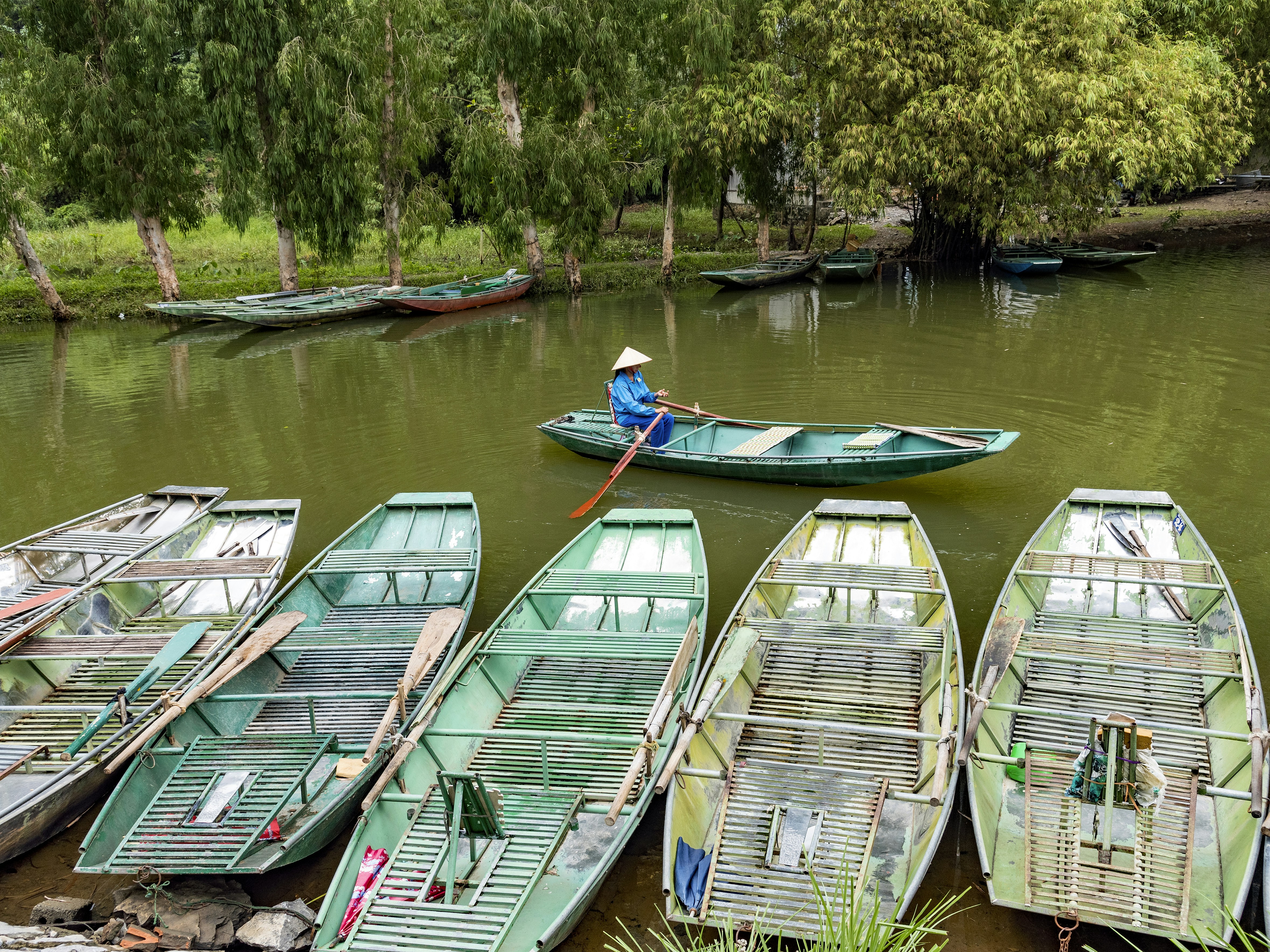 Un gruppo di piccole barche galleggianti sulla cima di un fiume