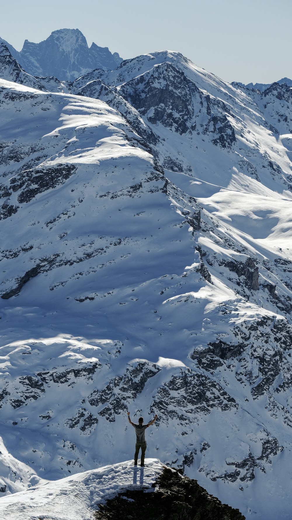 Ein Mann steht auf einem schneebedeckten Berg