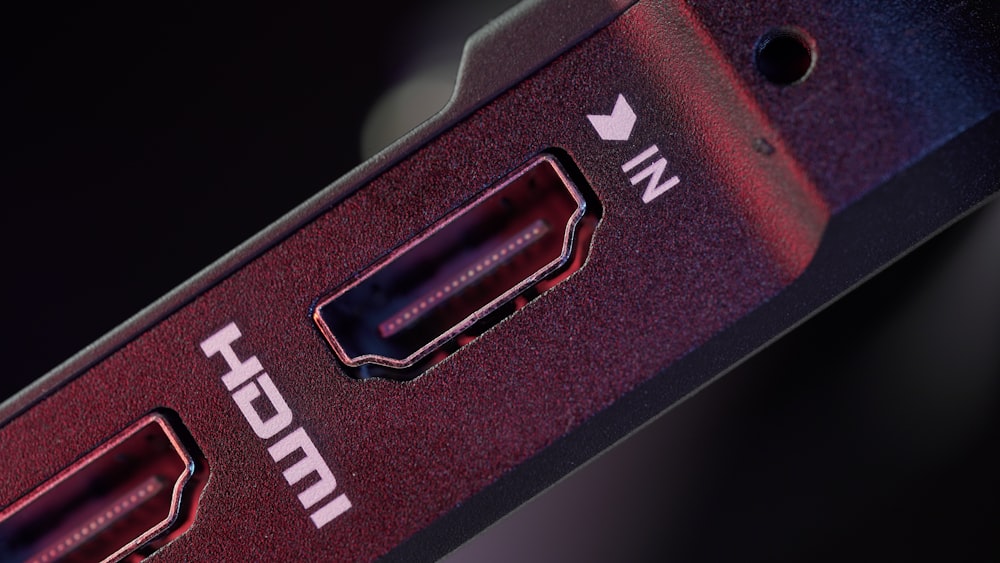 um close up de um interruptor vermelho em um fundo preto