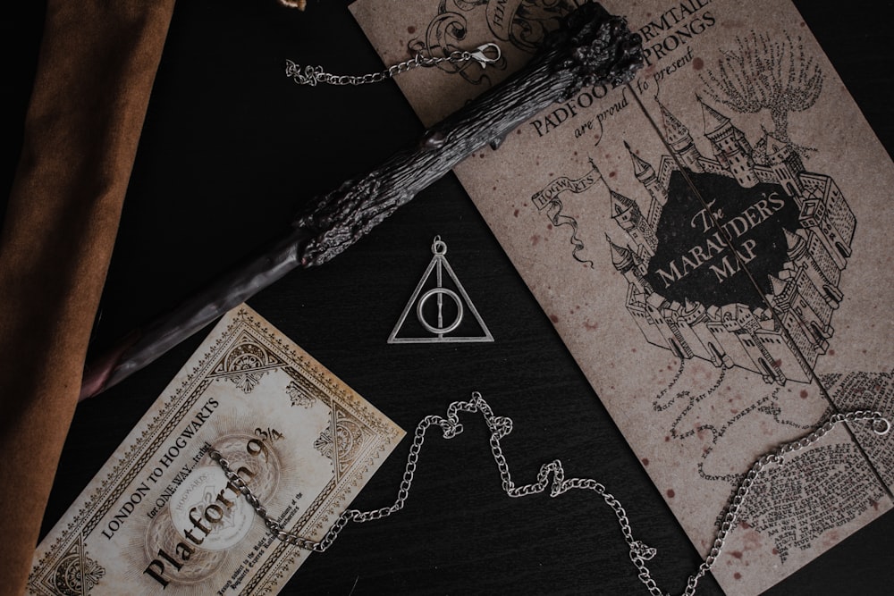 uma nota de Harry Potter e uma varinha em uma mesa