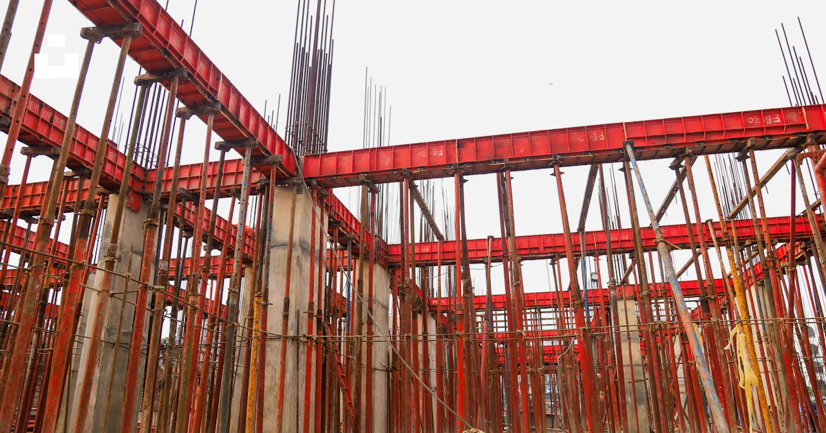Foto Un edificio en construcción con muchos andamios rojos – Imagen ...