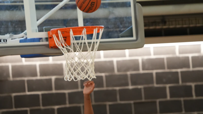 Jugadores peleando un rebote en un partido de baloncesto