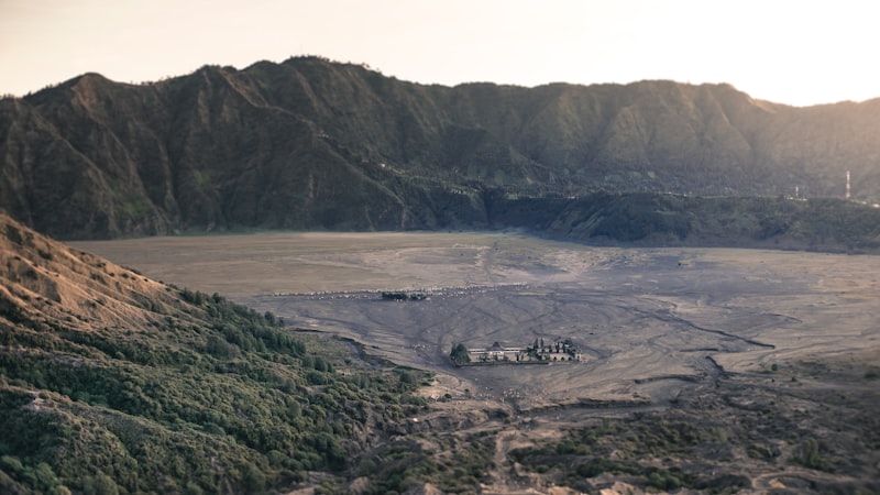 Pemandangan lembah pegunungan dari ketinggian