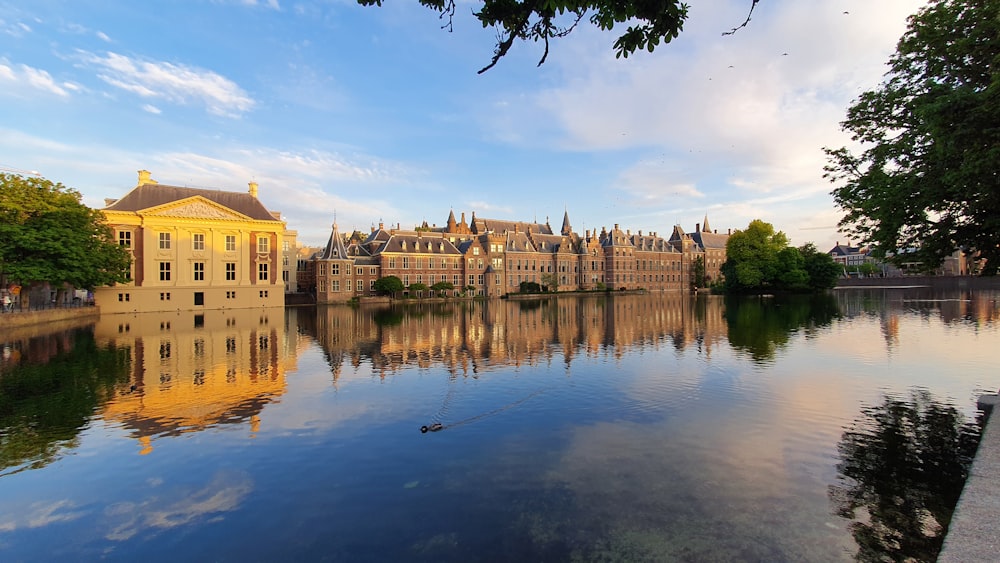 um grande edifício sentado ao lado de um lago