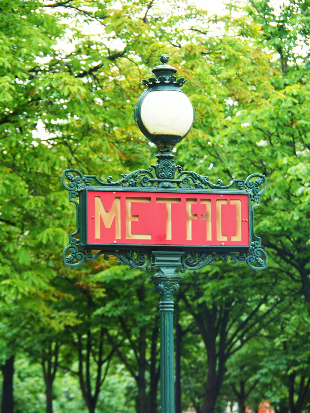 a street sign that says metro on it