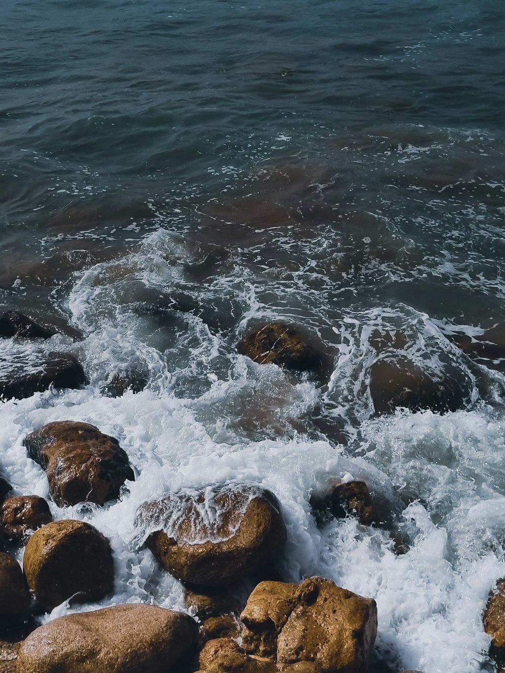 ein Haufen Steine, die im Wasser sind