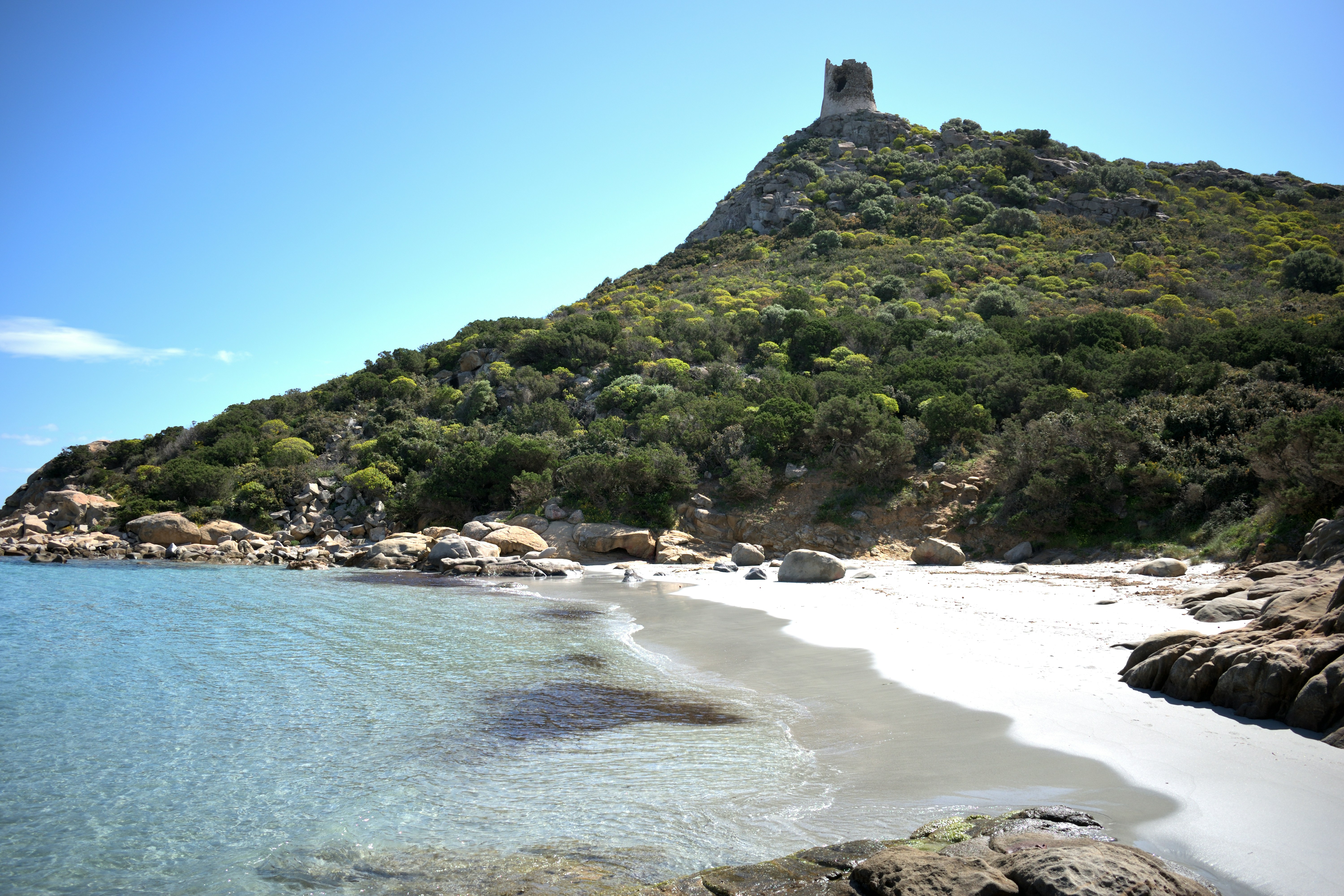 Ein Strand mit einem Berg im Hintergrund