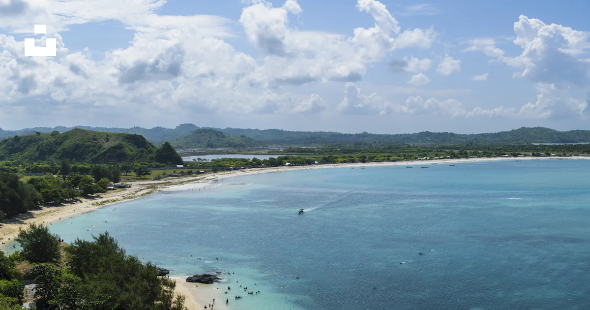 Foto Una vista aérea de una playa tropical y una laguna – Imagen Bukit ...